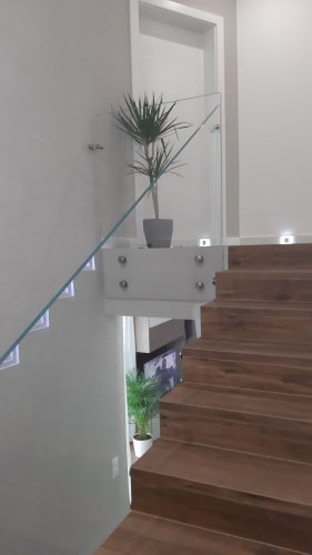 szkło na schodach drewnianych